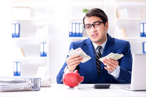 Affärsman tänker på sina besparingar under krisen — Stockfoto