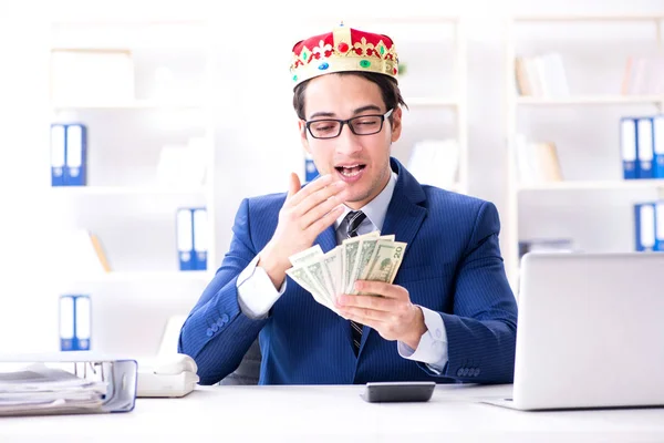 Businessman king with money in the office — Stock Photo, Image