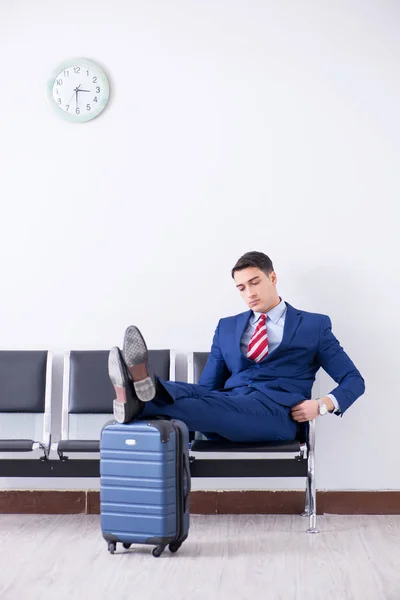 Man wairing aan boord in de luchthaven lounge kamer — Stockfoto