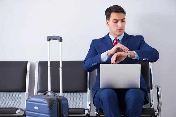 Mann wartet in Flughafen-Lounge auf Boarding — Stockfoto