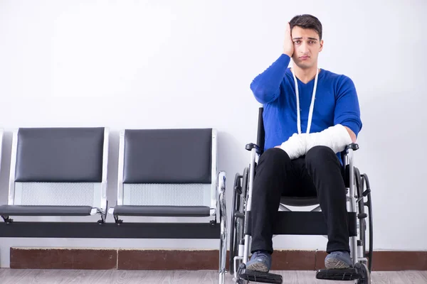 Hombre desesperado esperando su cita en el hospital con la fractura —  Fotos de Stock