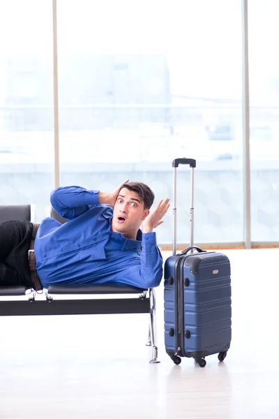 Mężczyzna zawoiring do wejścia na pokład w pokoju na lotnisku lounge — Zdjęcie stockowe