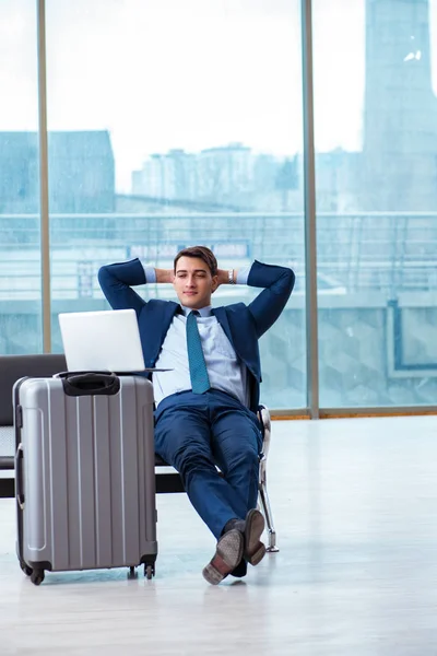 Empresario esperando en el aeropuerto para su avión en cla de negocios — Foto de Stock