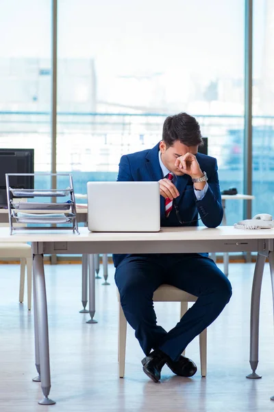 Jovem e bonito empresário empregado trabalhando no escritório na mesa — Fotografia de Stock