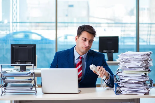 Empresário workaholic lutando com pilha de papelada — Fotografia de Stock