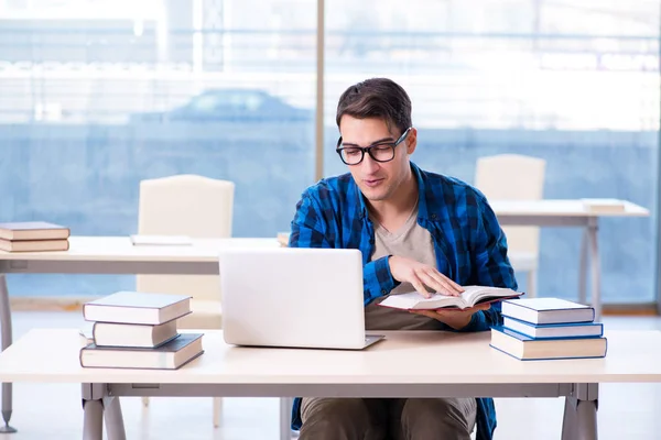 Estudiante en telelearning lectura del concepto de aprendizaje a distancia en lib — Foto de Stock