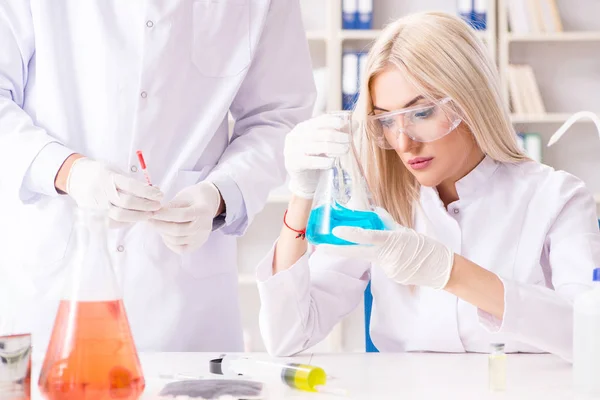 Mladá žena chemik pracující v klinice laboratoř — Stock fotografie