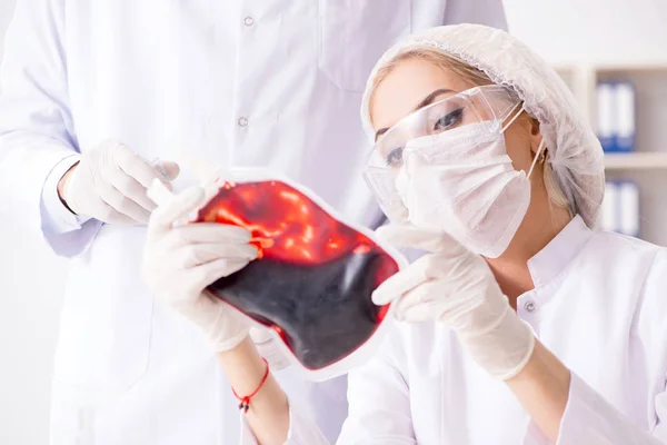 Young female woman doctor in hospital clinic lab — Stock Photo, Image