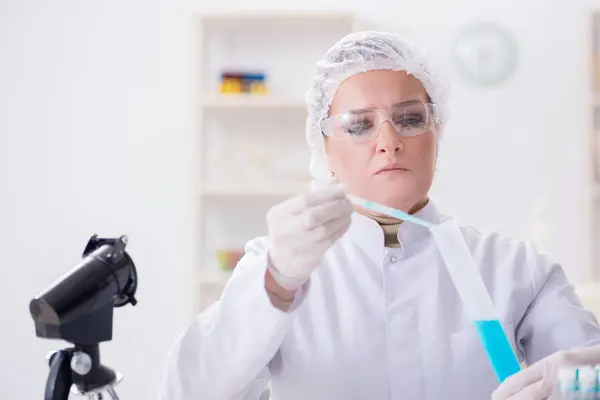 Mujer química que trabaja en el laboratorio de la clínica hospitalaria —  Fotos de Stock