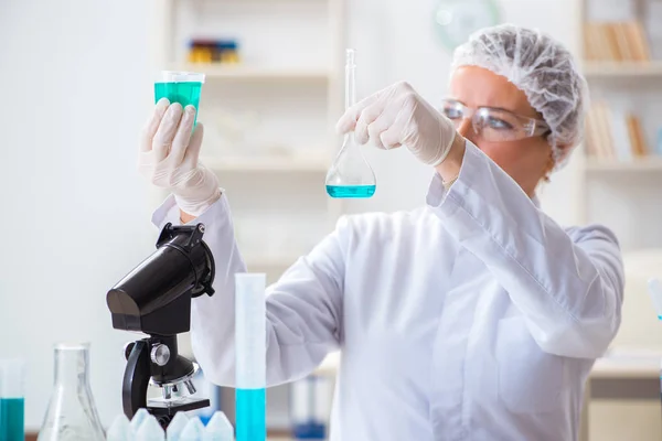 Mujer química que trabaja en el laboratorio de la clínica hospitalaria — Foto de Stock