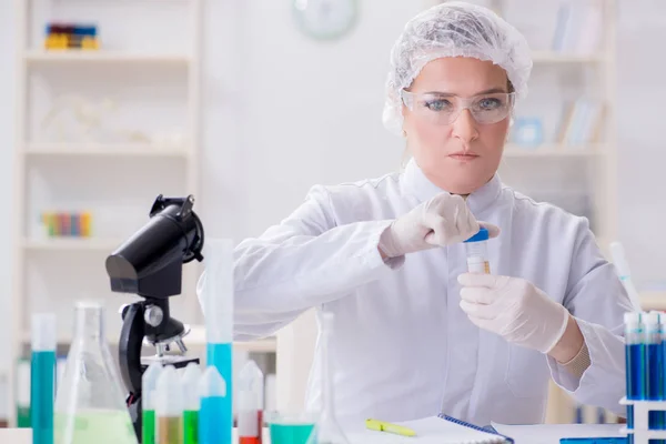 Vrouw chemicus werkt in ziekenhuis kliniek lab — Stockfoto