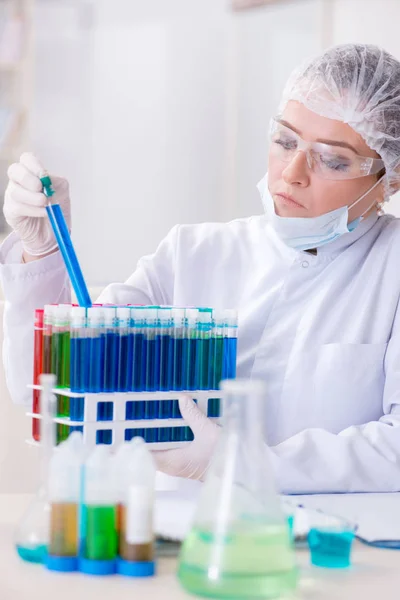 Mulher química que trabalha no laboratório de clínica hospitalar — Fotografia de Stock