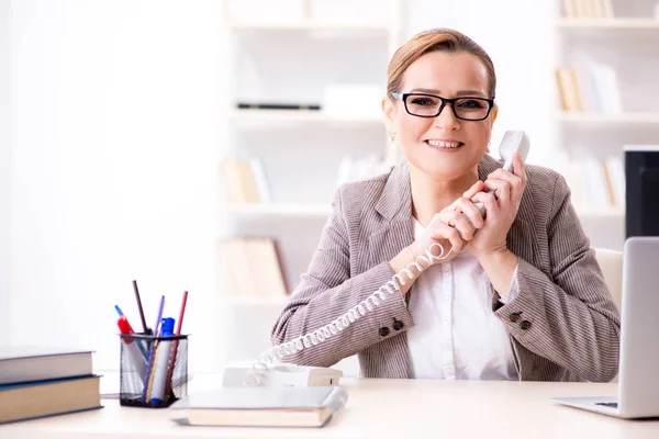 Imprenditrice dipendente che parla al telefono dell'ufficio — Foto Stock