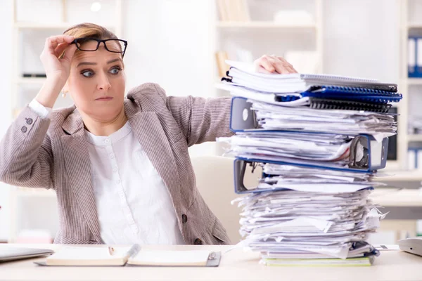 Geschäftsfrau mit laufendem Papierkram sehr beschäftigt — Stockfoto