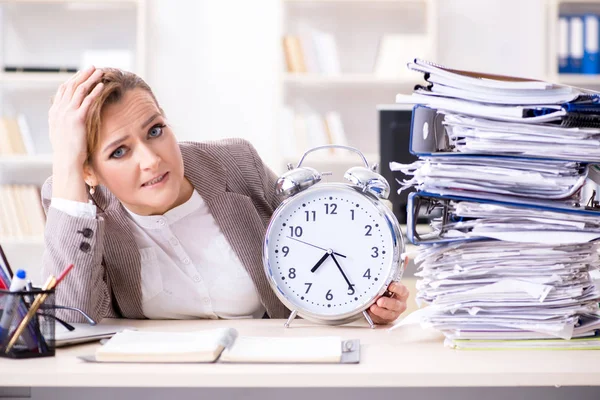 Företagskvinna arbetsnarkoman försöker avsluta brådskande pappersarbete — Stockfoto