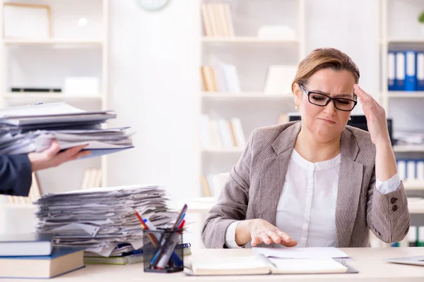 Businesswoman very busy with ongoing paperwork — Stock Photo, Image