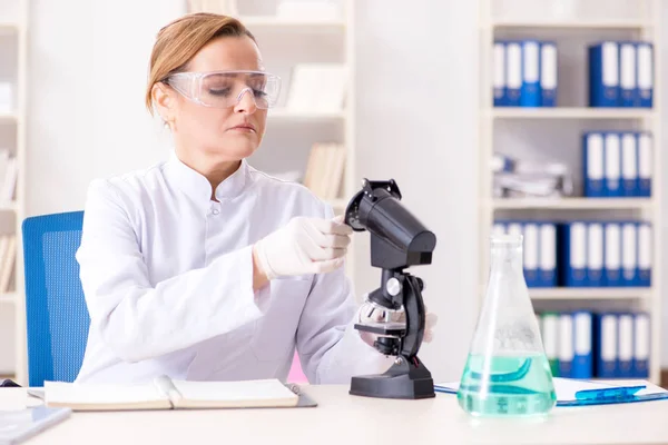 Vrouw chemicus werkt in ziekenhuis kliniek lab — Stockfoto