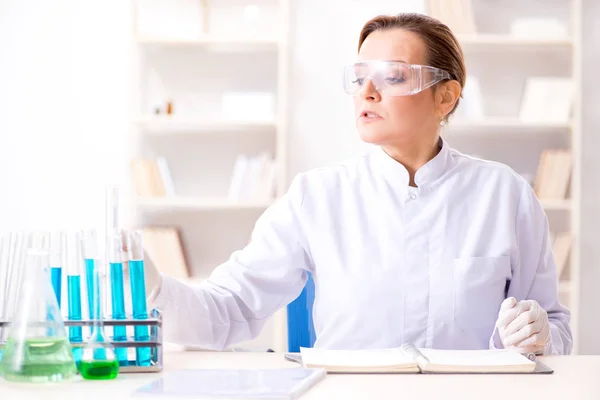 Mulher química que trabalha no laboratório de clínica hospitalar — Fotografia de Stock