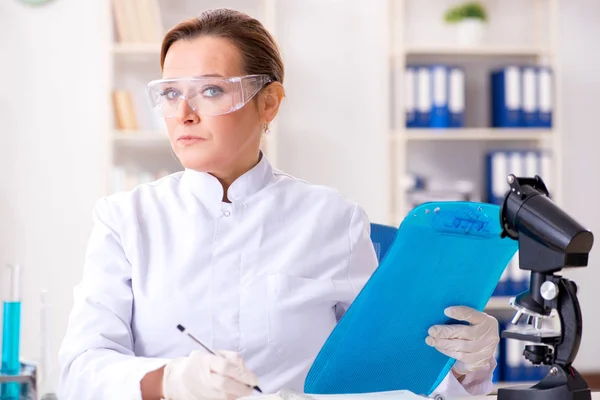 Mujer química que trabaja en el laboratorio de la clínica hospitalaria — Foto de Stock