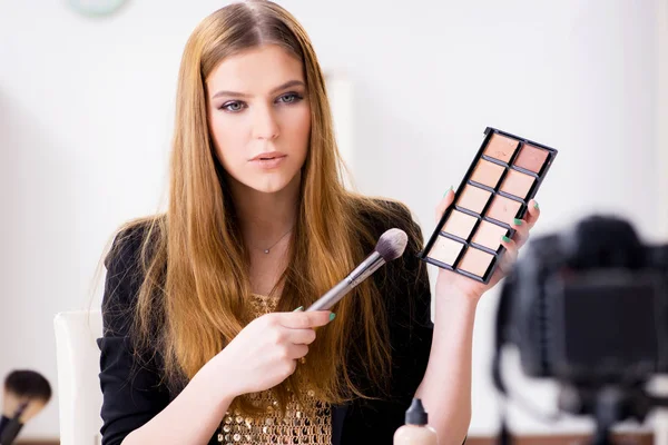 Beauty blogger filing video for her blog or vlog — Stock Photo, Image