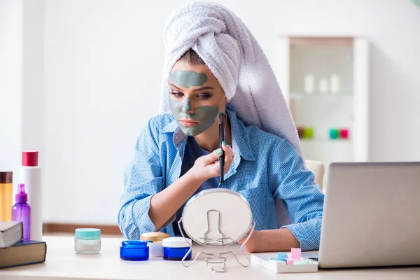 Beauty-Bloggerin trägt Maske auf und postet im Internet-Blog — Stockfoto