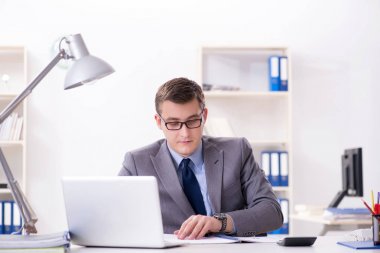 Masada çalışan yakışıklı bir işadamı.