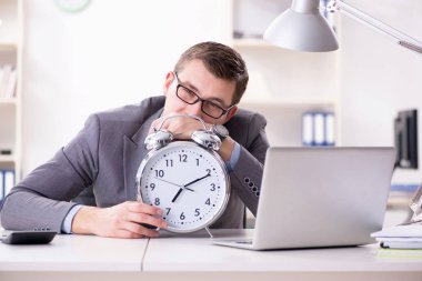 Acil ve son teslim tarihi konseptinde alarm veren bir işadamı. 