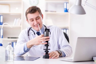 Hastanedeki laboratuvar sonuçlarına bakan erkek doktor.