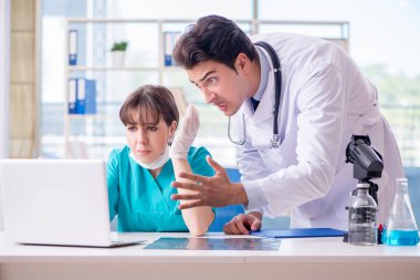 Doktor, asistanına tıbbi bir hata yüzünden kızgın.