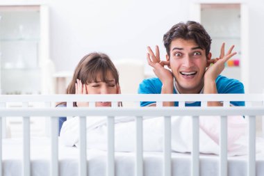 Bebek ağlamasından bıkmış genç bir aile