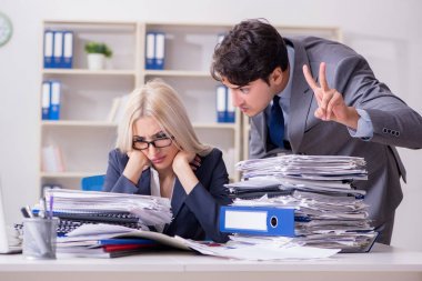 Kızgın patron sekreterine bağırıyor ve bağırıyor.