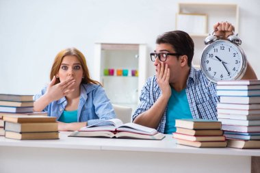 Sınavlara hazırlanmak için iki öğrenci acele ediyor.