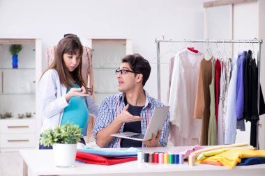 Hamile kadın yeni kıyafet için terziye gidiyor.