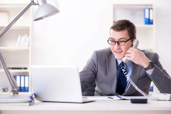 Mitarbeiter eines Geschäftsmannes telefoniert im Büro — Stockfoto