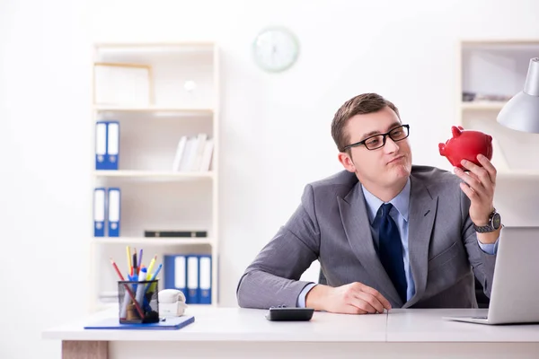 Ung anställd med sparbank i pensionssparkonceptet — Stockfoto