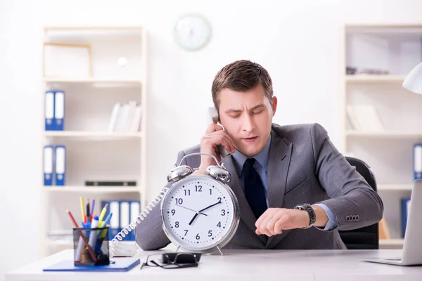 Pracownik biznesu w trybie pilnym i termin koncepcja z alarmem — Zdjęcie stockowe