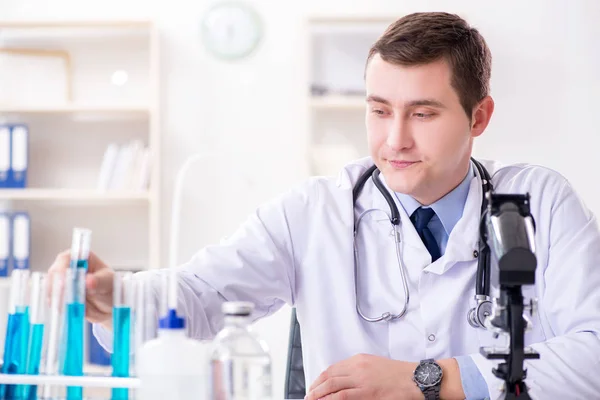 Médico masculino olhando para os resultados do laboratório no hospital — Fotografia de Stock