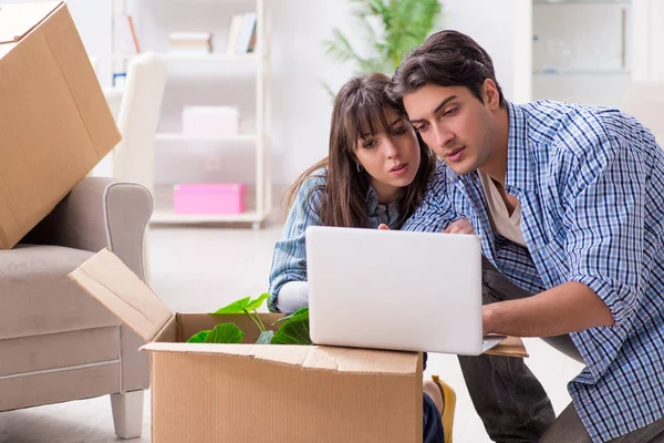 Família jovem se mudando para novo apartamento depois de pagar a hipoteca — Fotografia de Stock