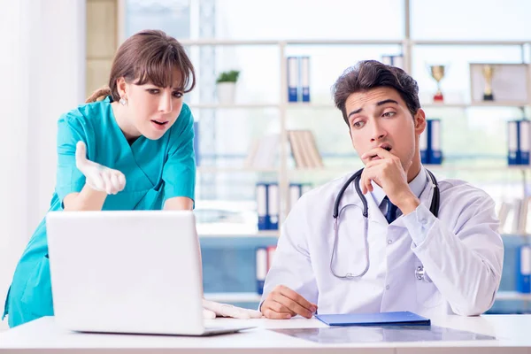 Доктор сердиться на свого асистента через медичну помилку — стокове фото