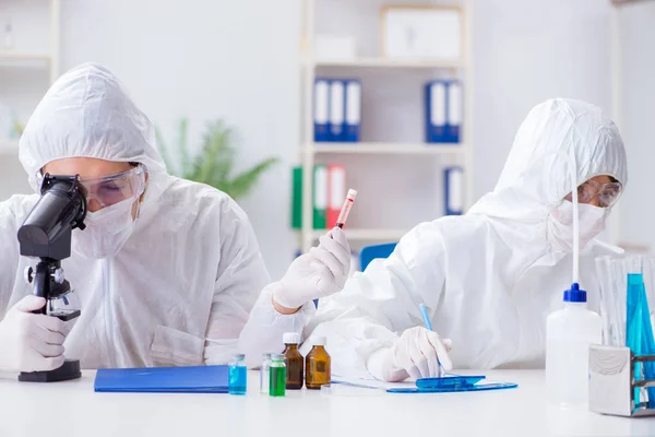 Dois cientistas que trabalham no laboratório químico — Fotografia de Stock