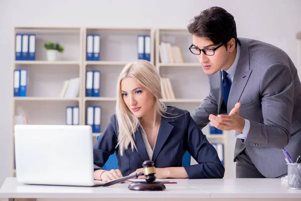 Abogado discutiendo caso legal con cliente — Foto de Stock