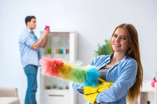 Jonge familie die het huis schoonmaakt — Stockfoto