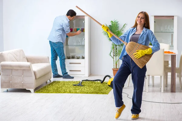 Joven familia limpiando la casa — Foto de Stock