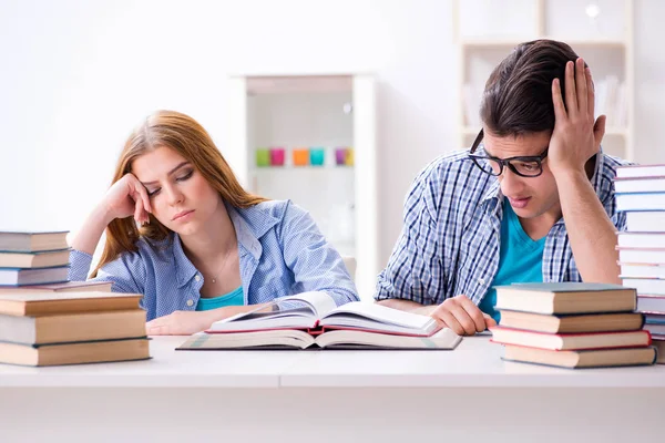 Par de estudantes que estudam para exames universitários — Fotografia de Stock