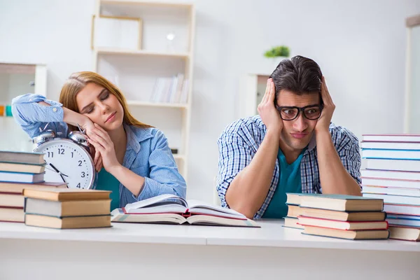 Sınavlara hazırlanmak için iki öğrenci acele ediyor.