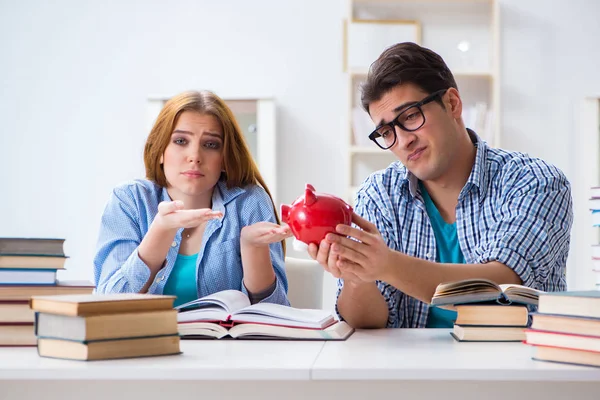 Dois estudantes verificando economias para pagar pela educação — Fotografia de Stock