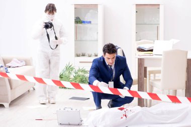 Adli tıp dedektifi suç mahallinde.