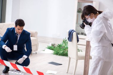 Adli tıp dedektifi suç mahallinde.