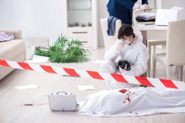 Adli tıp dedektifi suç mahallinde.