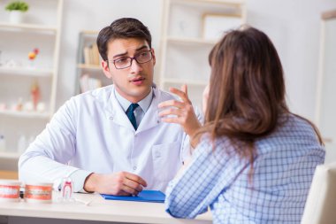 Hasta ön randevu için dişçi muayenesi yapan doktor